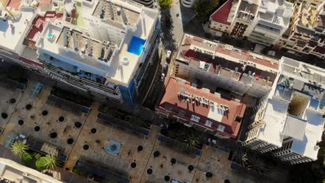 fotografía de algunos edificios cerca de la plaza en marbella, españa