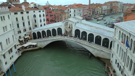 Antena-De-4k-De-San-Marco,-El-Puente-De-Rialto-Y-Los-Canales-En-Venecia,-Italia-En-Un-Día-Nublado-3