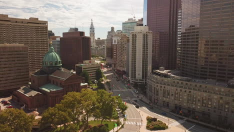 Atemberaubende-Drohnenaufnahme-Der-Kathedralenbasilika-Und-Des-Logan-Circle-–-Philadelphia,-Pennsylvania