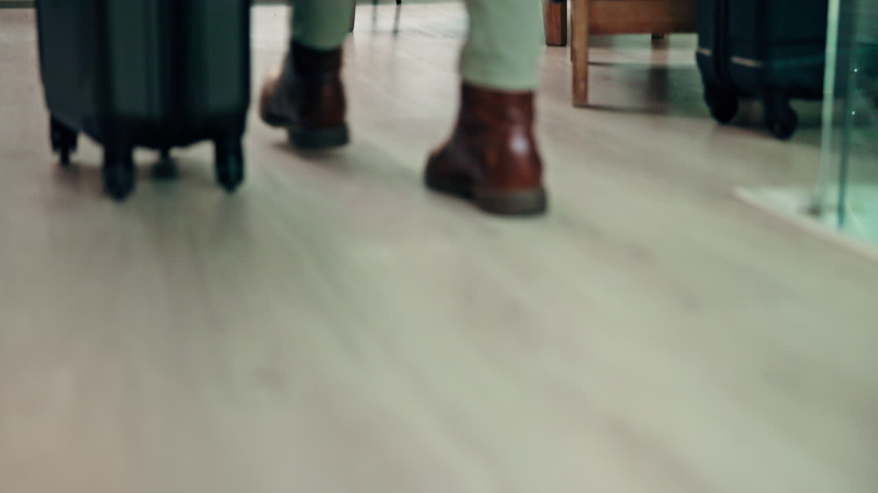 hombre esperando en el aeropuerto