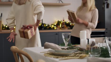 Frau-Teilt-Weihnachtsgeschenk-Mit-Ihrer-Schwester