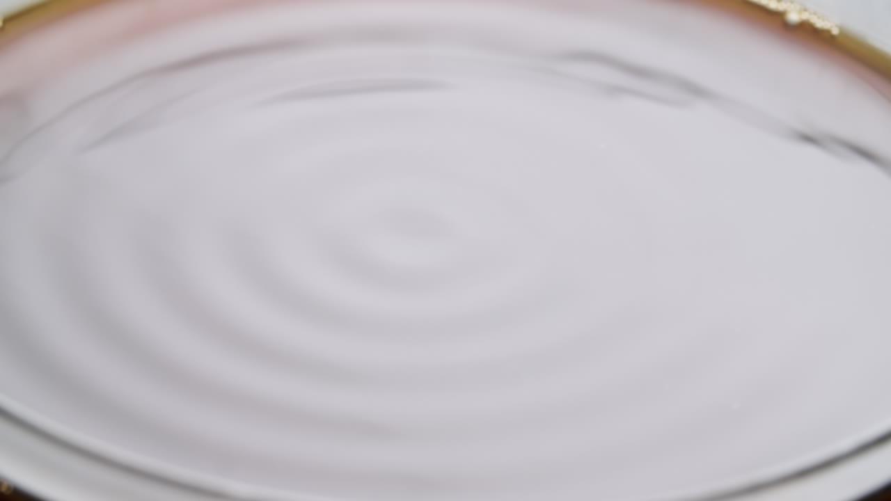 el agua comienza a vibrar y forma formas y patrones cimáticos