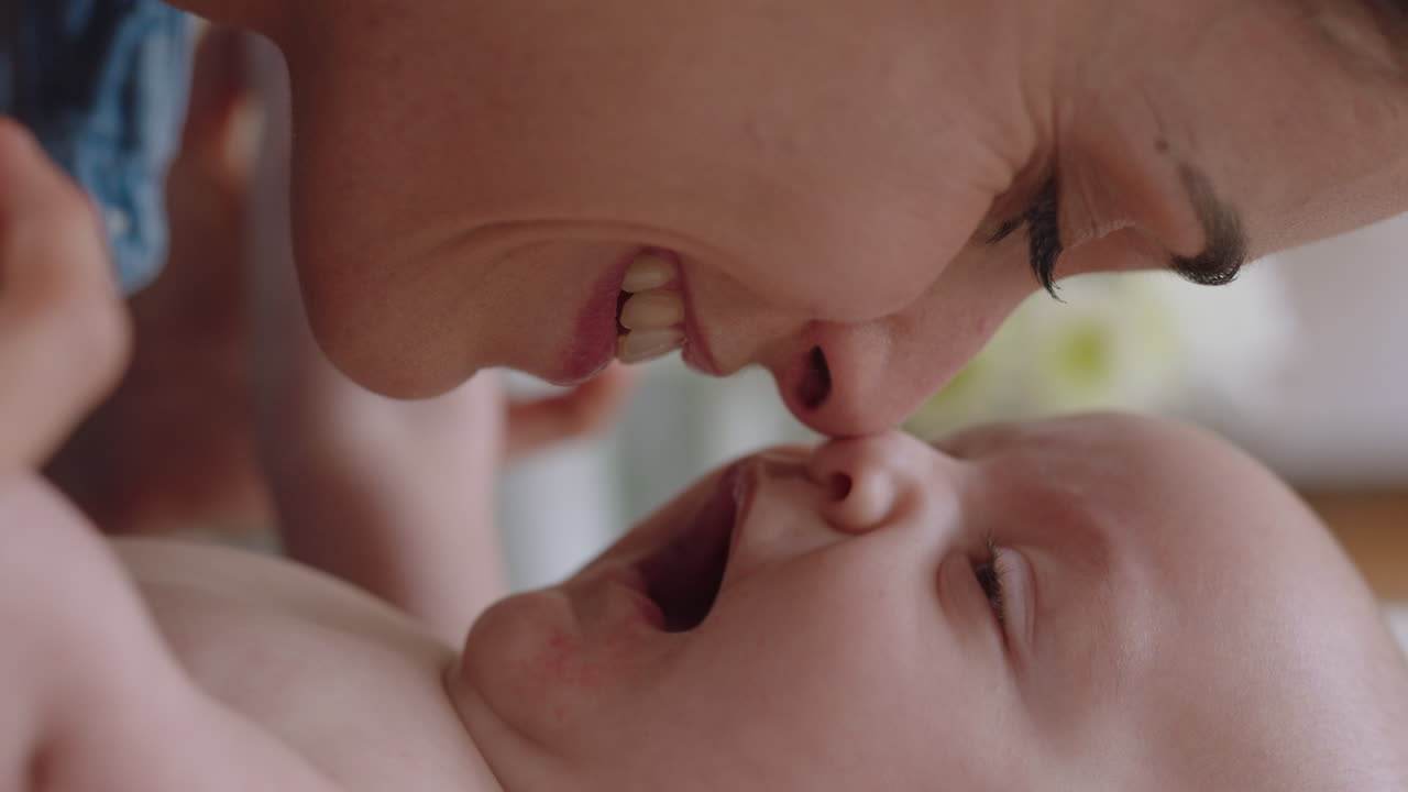 가까이서 행복한 어머니가 집에서 아기와 함께 놀고 사랑하는 어머니가 유아를 키우고 재미있는 부모가 아이와 유대감을 형성하고 어머니의 보육을 즐긴다