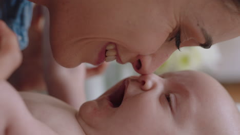 de cerca madre feliz jugando con el bebé en casa madre amorosa cuidando al niño pequeño divirtiéndose padre vinculándose con el niño disfrutando de la maternidad cuidado de niños