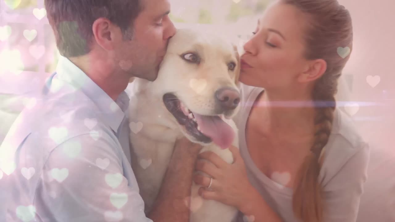 소파 에 앉아 있는 부부 가 애완견 을  ⁇ 안고 있다