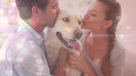 pareja sentada en el sofá acurrucando al perro