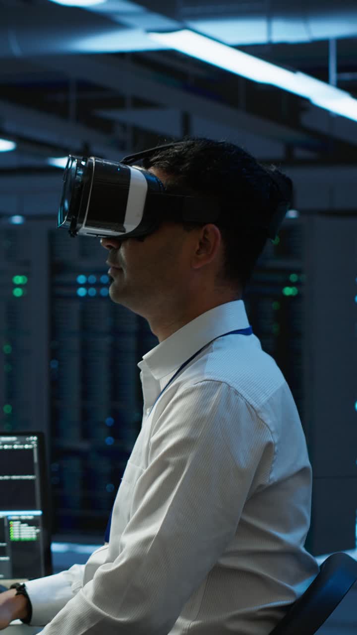 It-professionel med VR-headset og virtuelt interface i datacenter