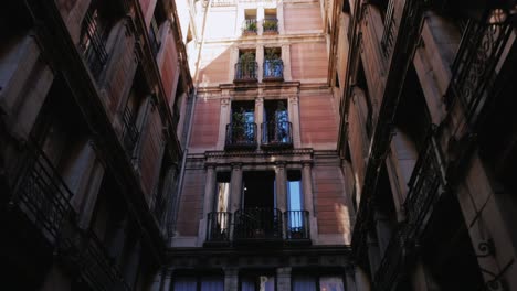 Narrow-streets-Gothic-quarter-of-Barcelona-2