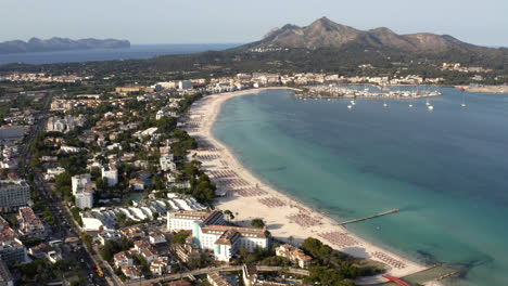 Ciudad-De-Alcudia-Con-Playa,-Puerto-Y-Península-Montañosa-En-Mallorca