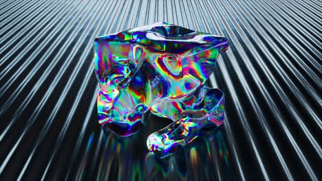 cubo de vidrio iridescente en superficie metálica