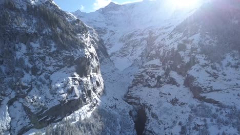 Toma-Aérea-Invernal-De-Los-Alpes-Suizos-Con-La-Montaña-Fiescherhorn-En-Grindelwald,-Suiza