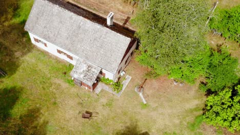 La-Vista-Del-Cielo-De-Una-Casa-En-Pradzonka-Rodeada-De-árboles-Verdes-Y-Diferentes-Plantas---Toma-Aérea