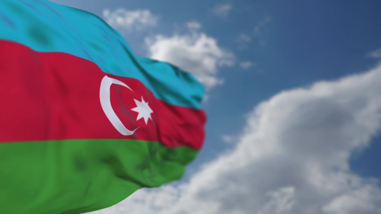 Bandera de Azerbaiyán ondeando en un cielo nublado