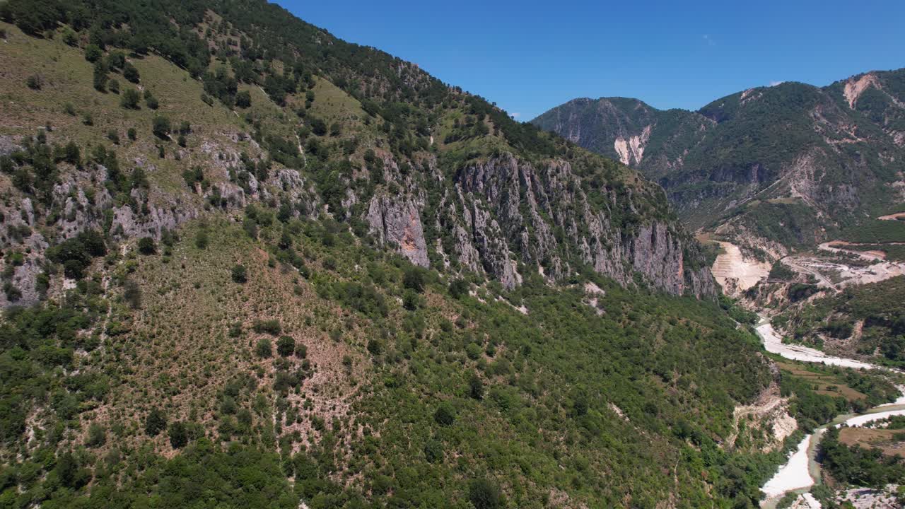 paisaje montañoso de hermoso valle con río que fluye a través de verdes laderas y rocas en albania
