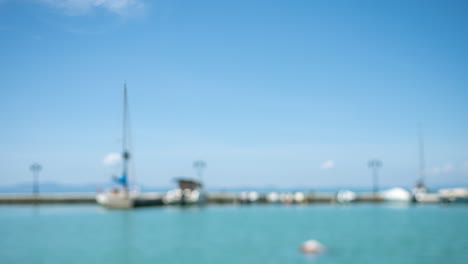 Pequeño-Puerto-Con-Barcos-En-Grecia