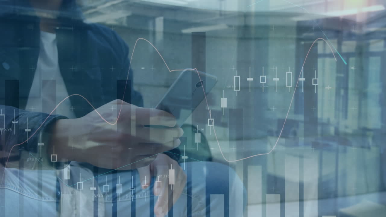 animación del procesamiento de datos financieros sobre un empresario caucásico que usa un teléfono inteligente