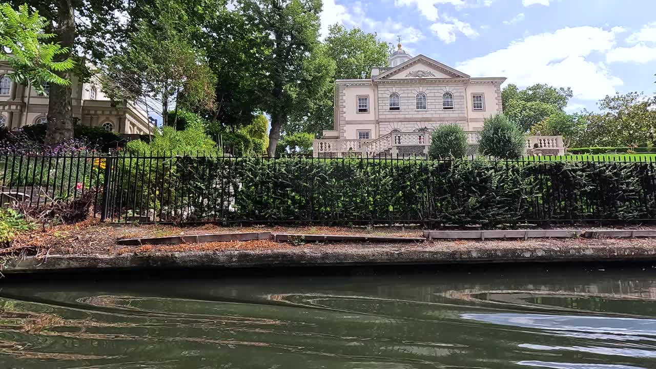 역사적인 건물과 함께 경치 좋은 운하 전망