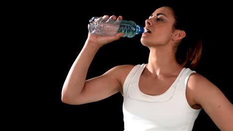 Brünette-Trinkt-Wasser-Aus-Der-Flasche