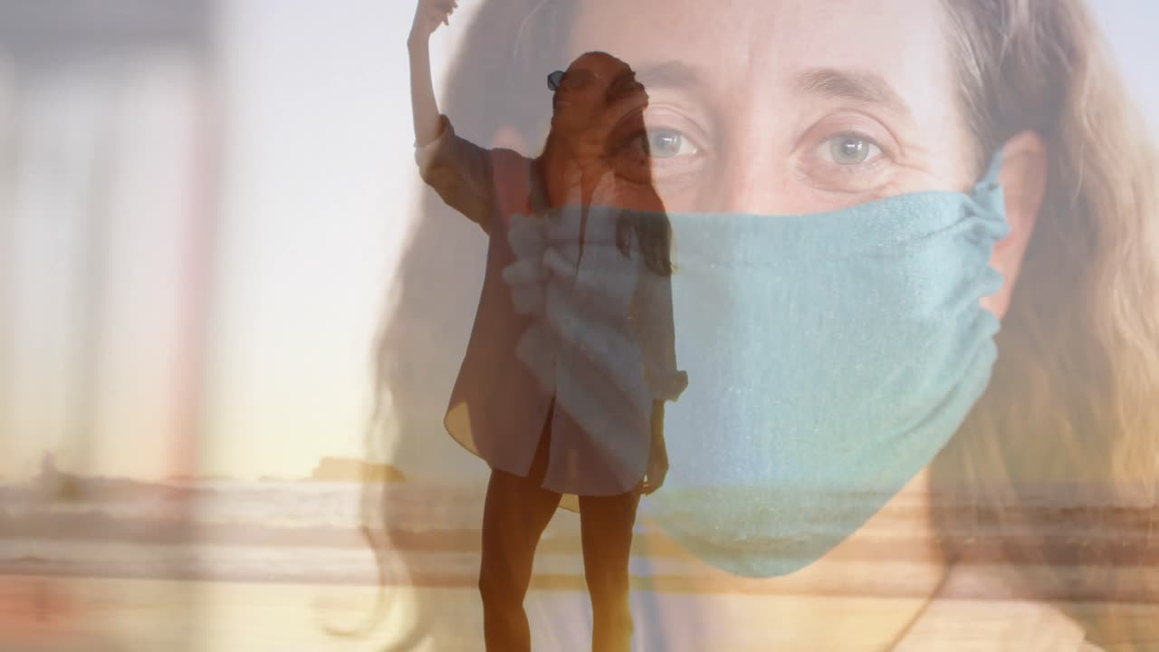 video compuesto digital de una mujer con una máscara facial contra una mujer tomando una selfie en el fondo