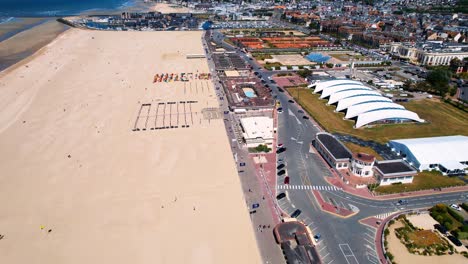 Vista-Aérea-De-La-Playa-De-Deauville,-Hoteles-Frente-Al-Mar-Y-Restaurante-En-Normandía,-Francia