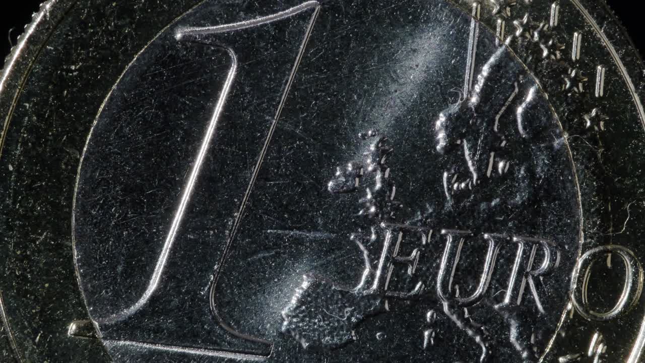 moneda de euro de 4k. fotografía macro de un fondo negro