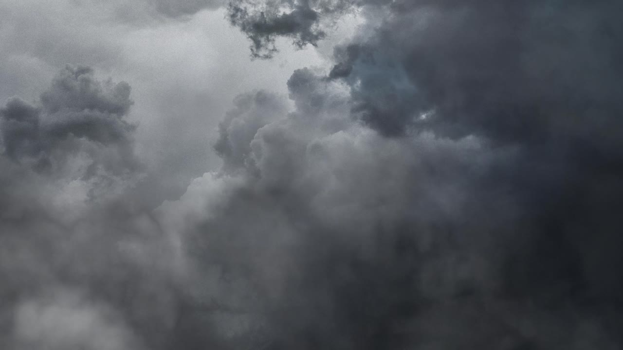tormenta, rayo en las nubes oscuras