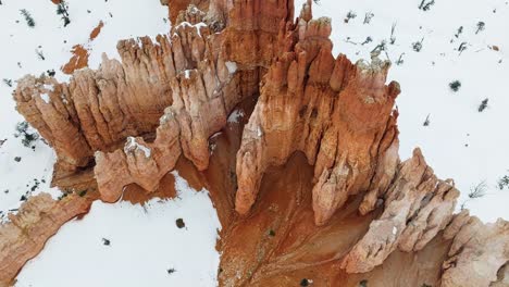 vista aérea de la formación rocosa de hoodoos en el parque nacional bryce canyon durante el invierno en utah