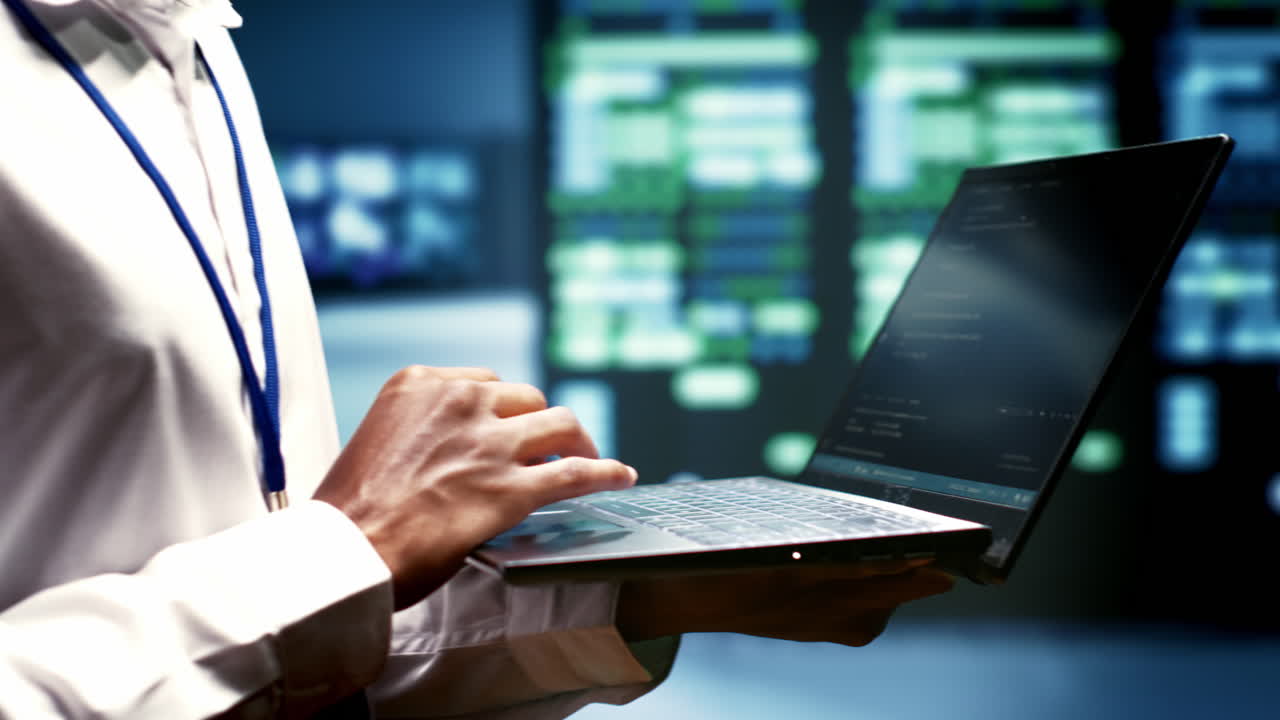 el mecánico comprueba los servidores en la granja de criptografía