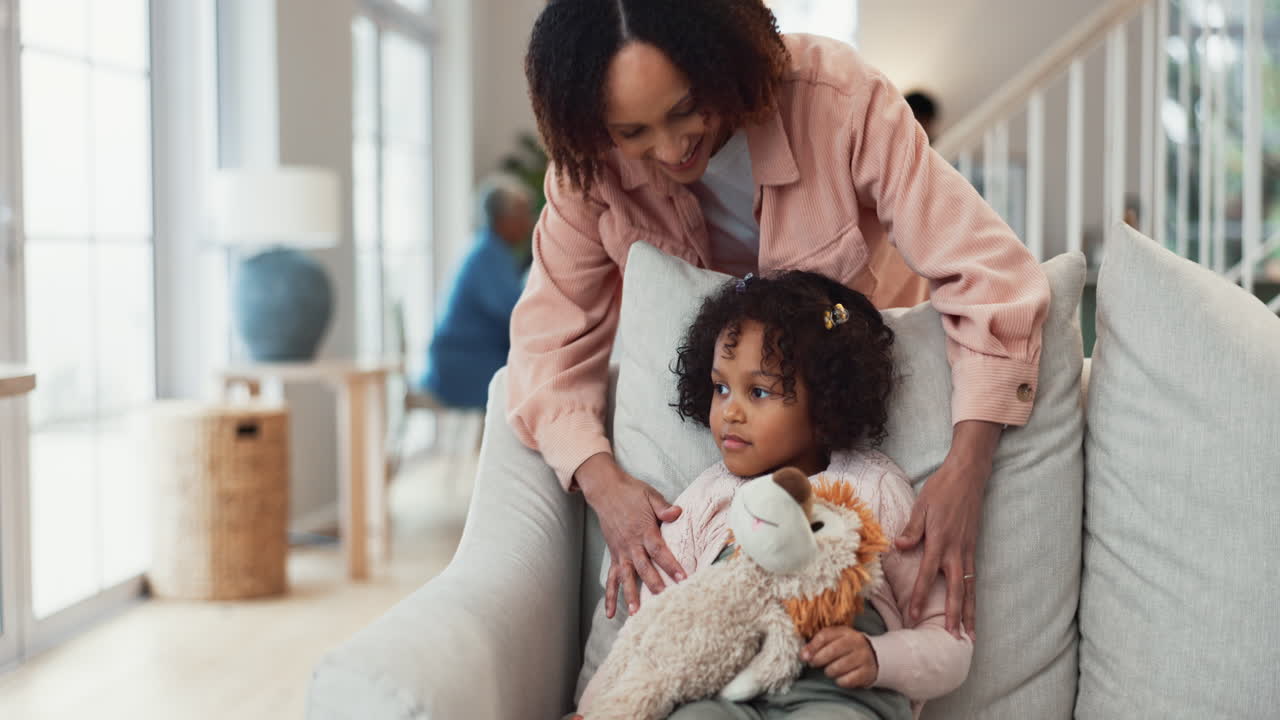 una madre y su hija comparten un momento de amor en su casa.
