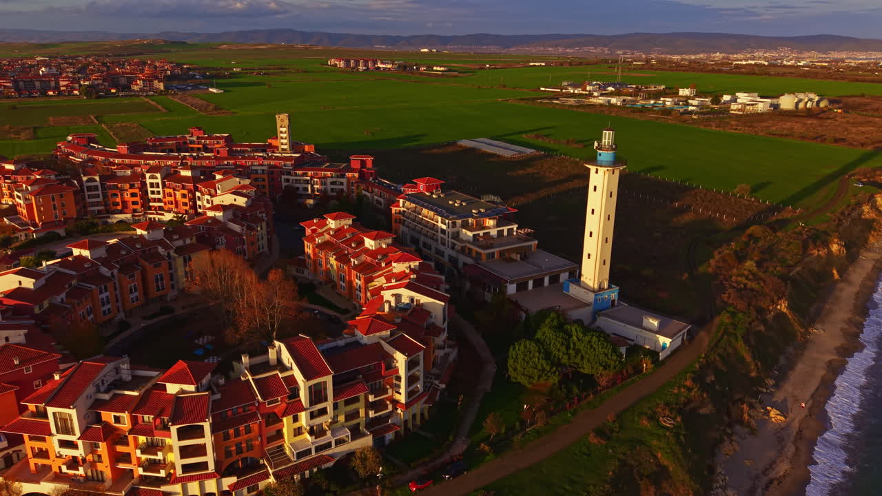 Paesaggio urbano vivace al tramonto con campi verdi e architettura moderna in un ambiente tranquillo