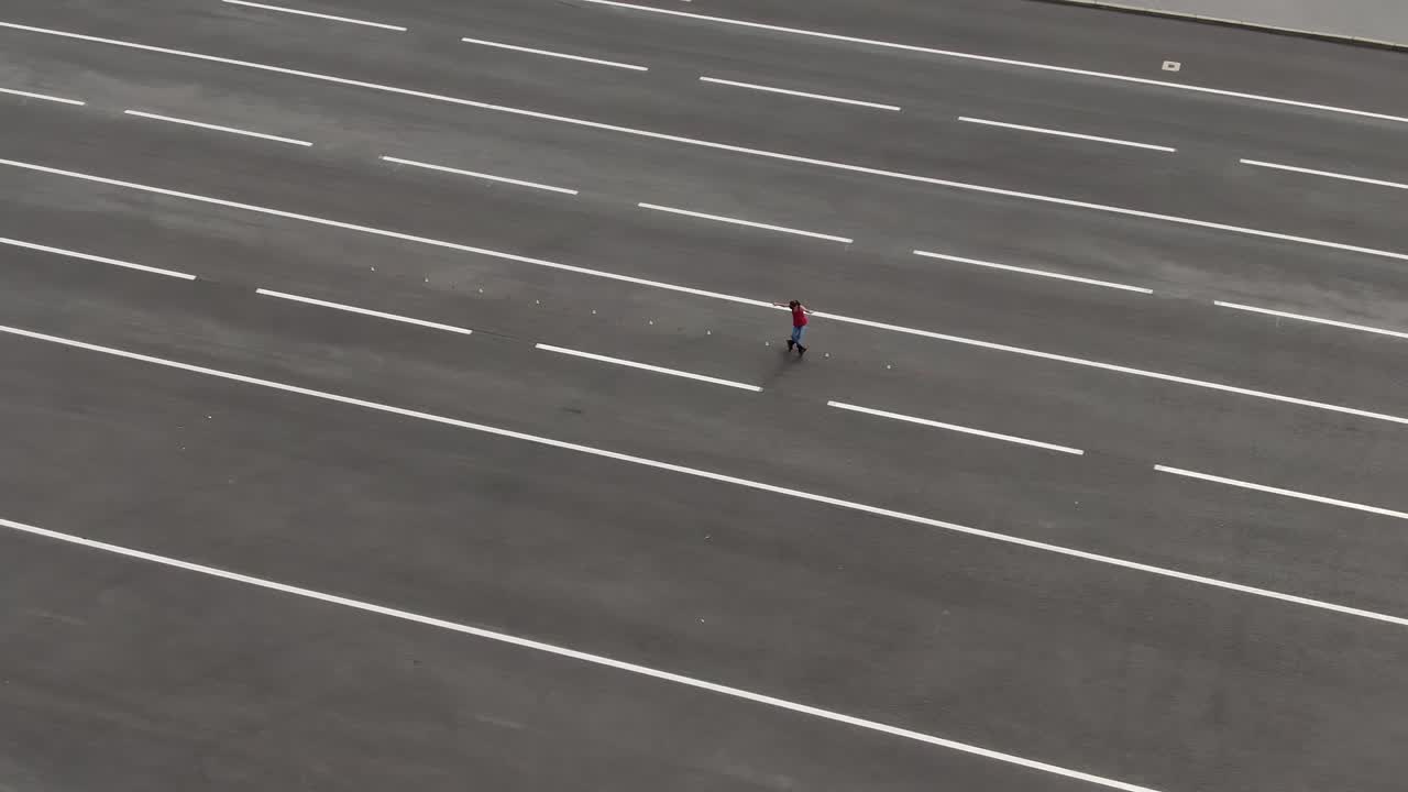 롤러 스케이트에 대한 전문 요소, 프리 스타일, 공중 뷰, 나비를 하는 운동 선수, 운동 요소, 4k, 10bit, 프로레스