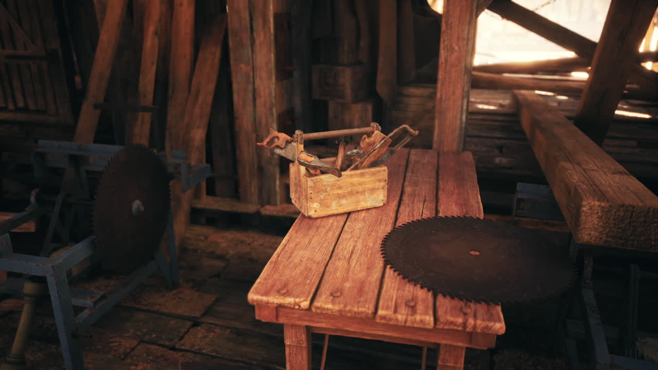 Interno di un laboratorio rustico con strumenti e seghe su un tavolo di legno al tramonto