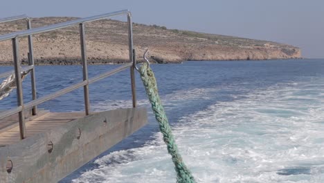 El-Agua-De-Mar-Salpica-Detrás-Del-Ferry-Cerca-De-La-Costa-De-Malta,-Encapsulando-La-Esencia-De-Los-Viajes-Y-La-Exploración-Marítima.