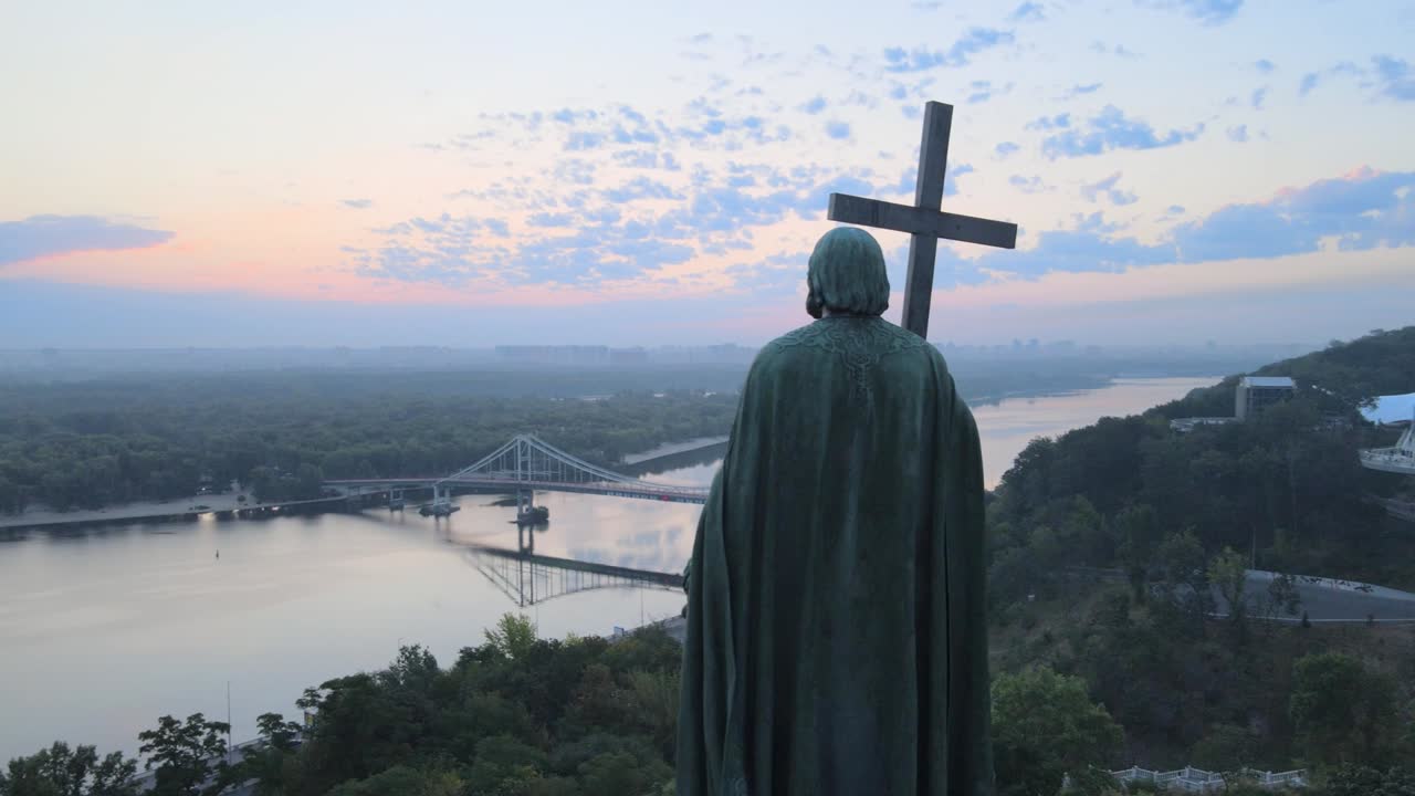 키예프, 우크라이나에서 아침 새벽에 공중에서 볼 수 있는 사진: 블라디미르 대왕의 기념비