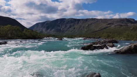 vista aérea de un río que fluye con rocas en el hermoso paisaje de besseggen, innlandet, noruega