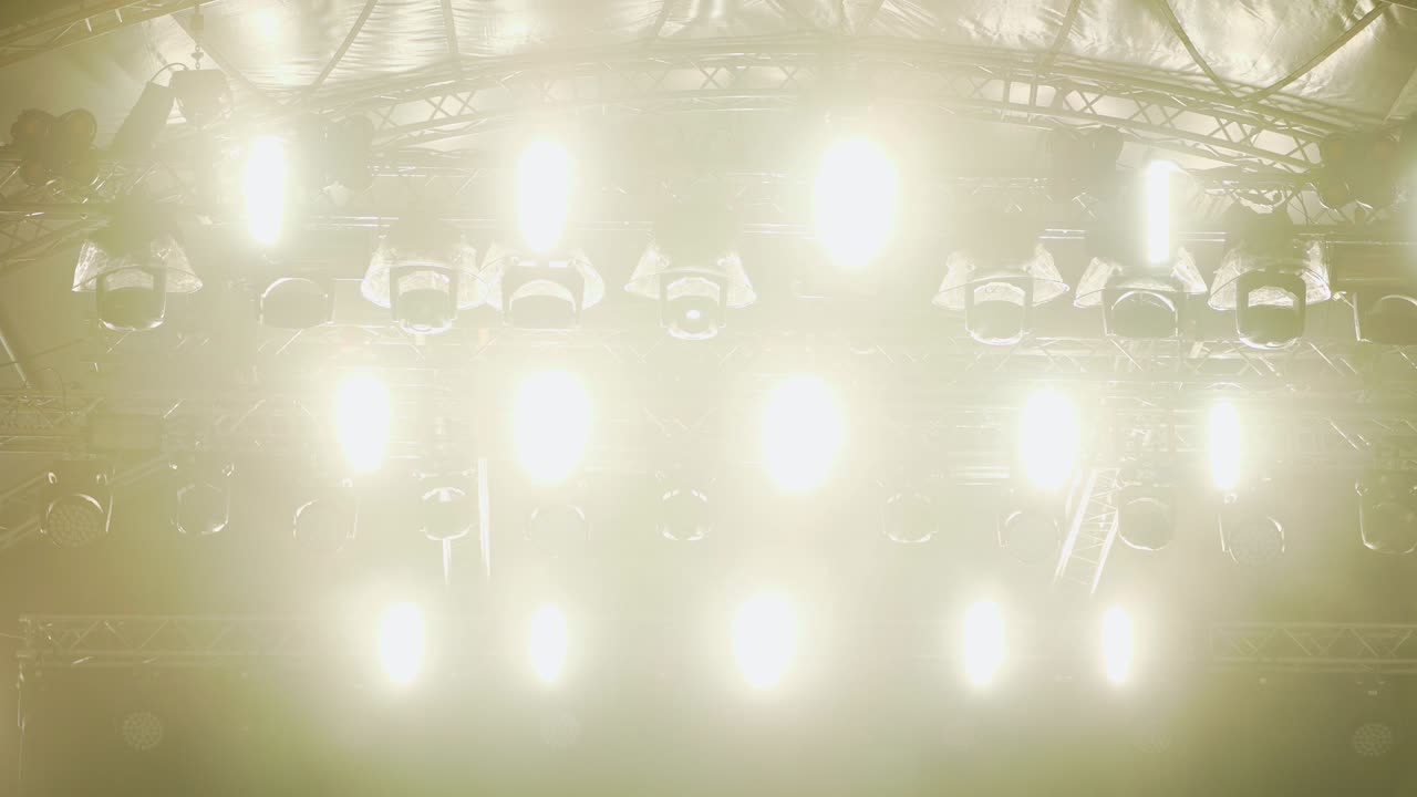 luz multicolor en un festival de música. iluminación del escenario. espectáculo de luces