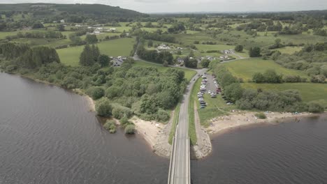 vista superior del paisaje verde y el puente de bendición en el embalse de poulaphouca en irlanda