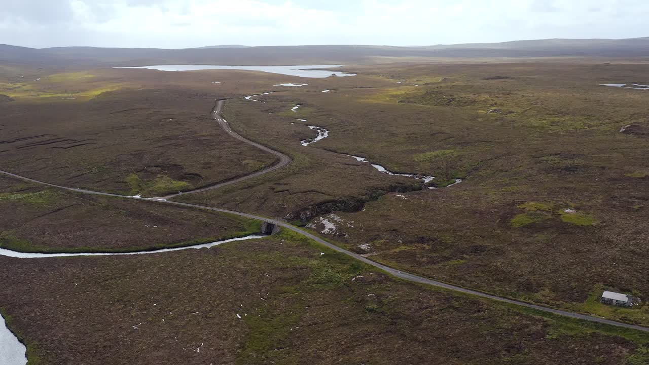 Droneopptak av heia langs Pentland Road på Ytre Hebridene