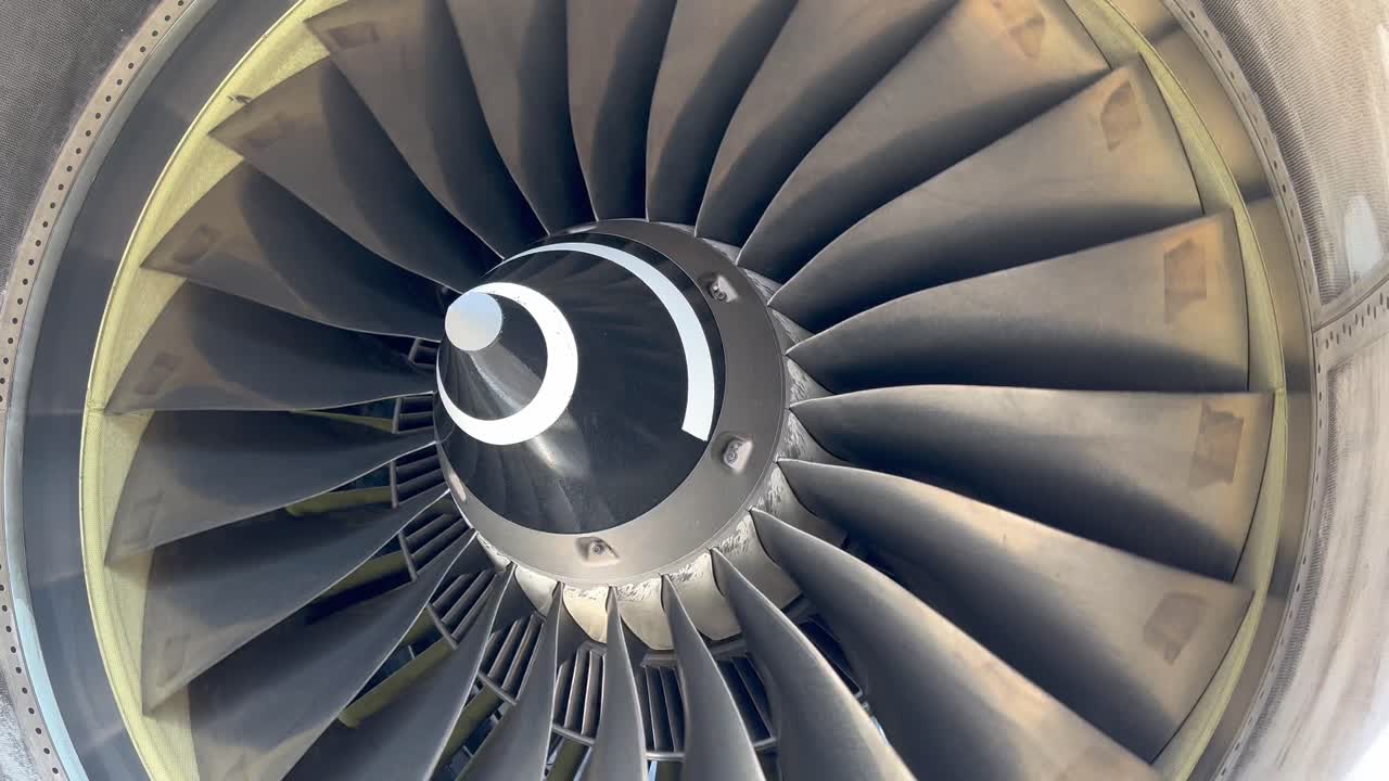 rotación del motor de la turbina del avión en 4k