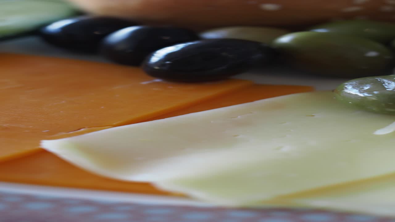 plato de queso y aceitunas variados