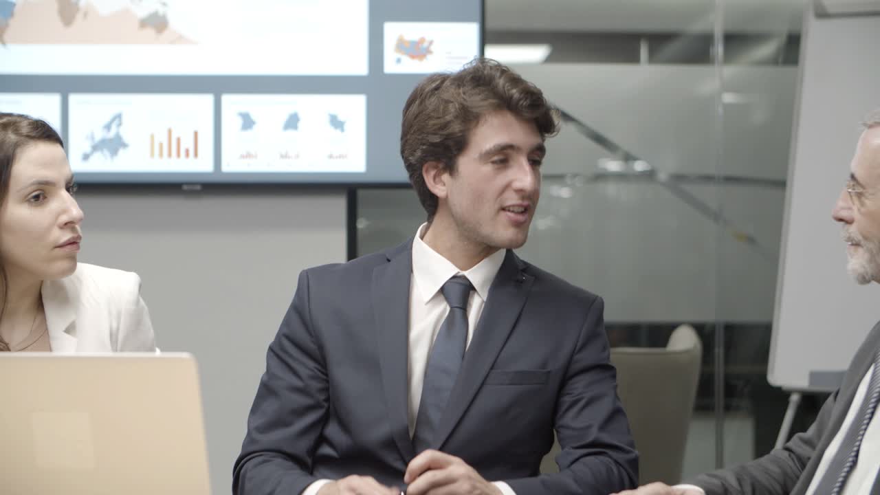 equipo de negocios confiado comunicándose en la habitación de la oficina