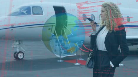 globo giratorio y procesamiento de datos sobre una mujer de negocios hablando en un teléfono inteligente en la pista del aeropuerto