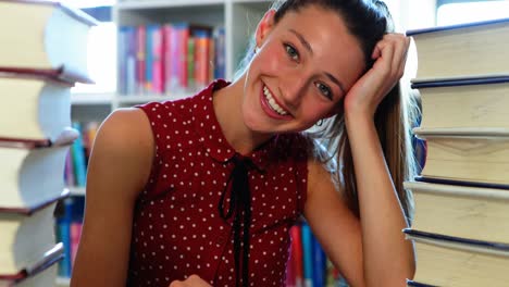 estudiante atenta leyendo un libro en la biblioteca