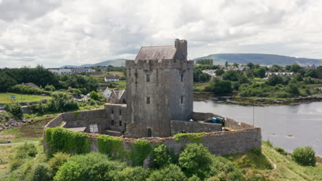 Toma-Aérea-Orbitando-Alrededor-Del-Castillo-Dunguaire-En-Irlanda