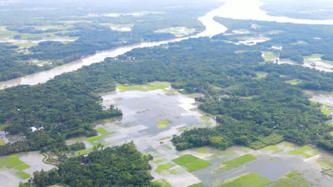 孟加拉国大雨后河流泛滥,农田被洪水淹没