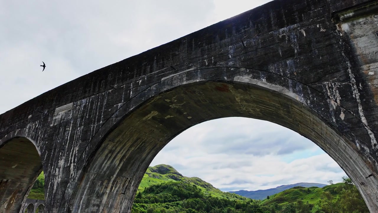 Vista dal basso dei bellissimi archi del famoso Viadotto di Glenfinnan in Scozia in una soleggiata giornata estiva