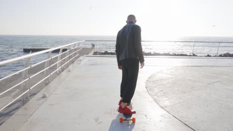 Cooler-Typ-Auf-Seinen-Longboard-Skates-Am-Meer