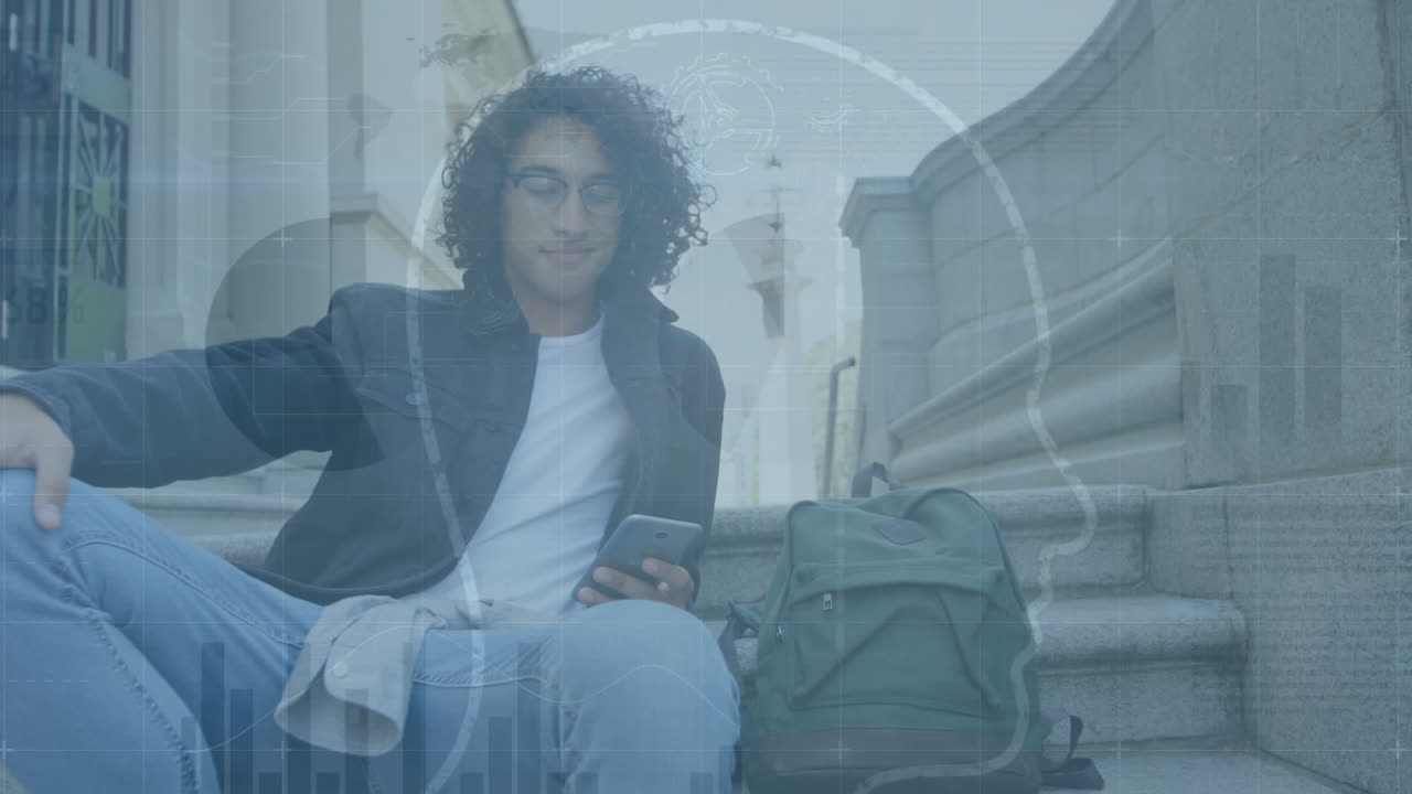 Un uomo che usa il suo smartphone in un campus universitario.