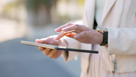 manos, tableta digital o mujer de la ciudad con social