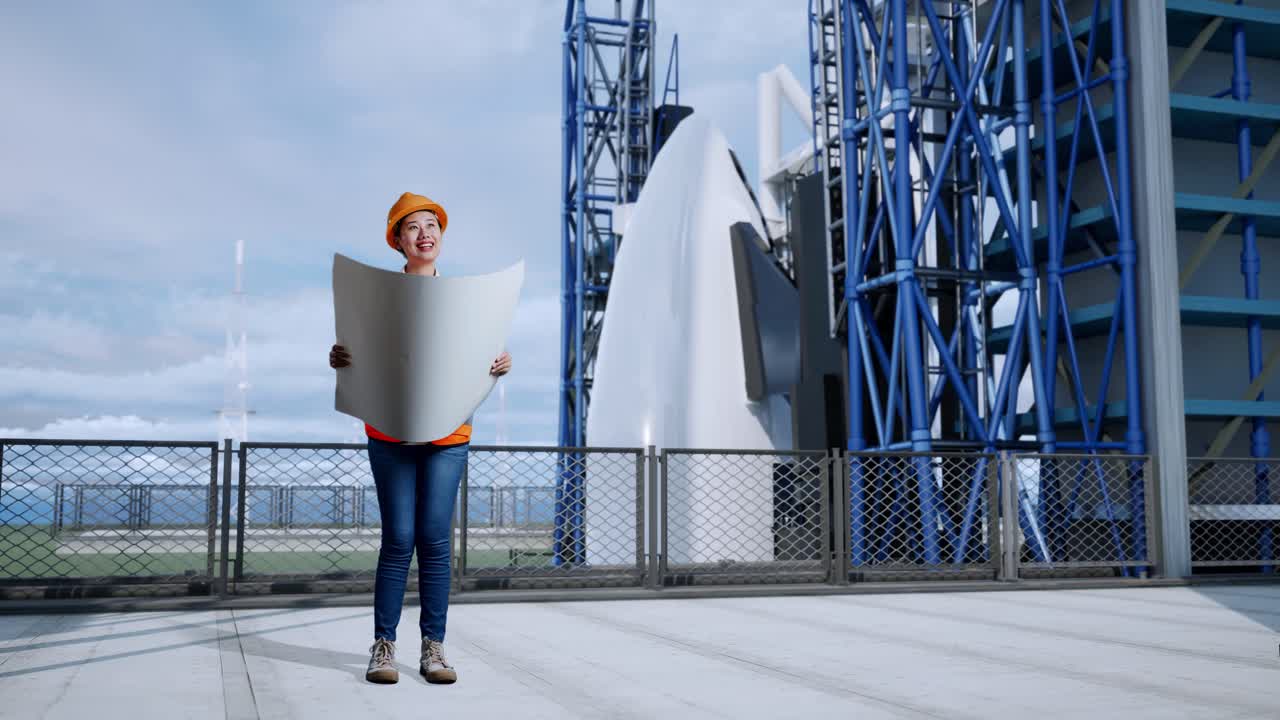 ingeniera revisando los planes de lanzamiento de cohetes